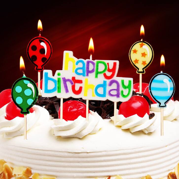 Видео торт свечи. Свечи для торта. Тортик со свечками на день рождения. Тортик со свечами с днем рождения. Открытка торт со свечами.