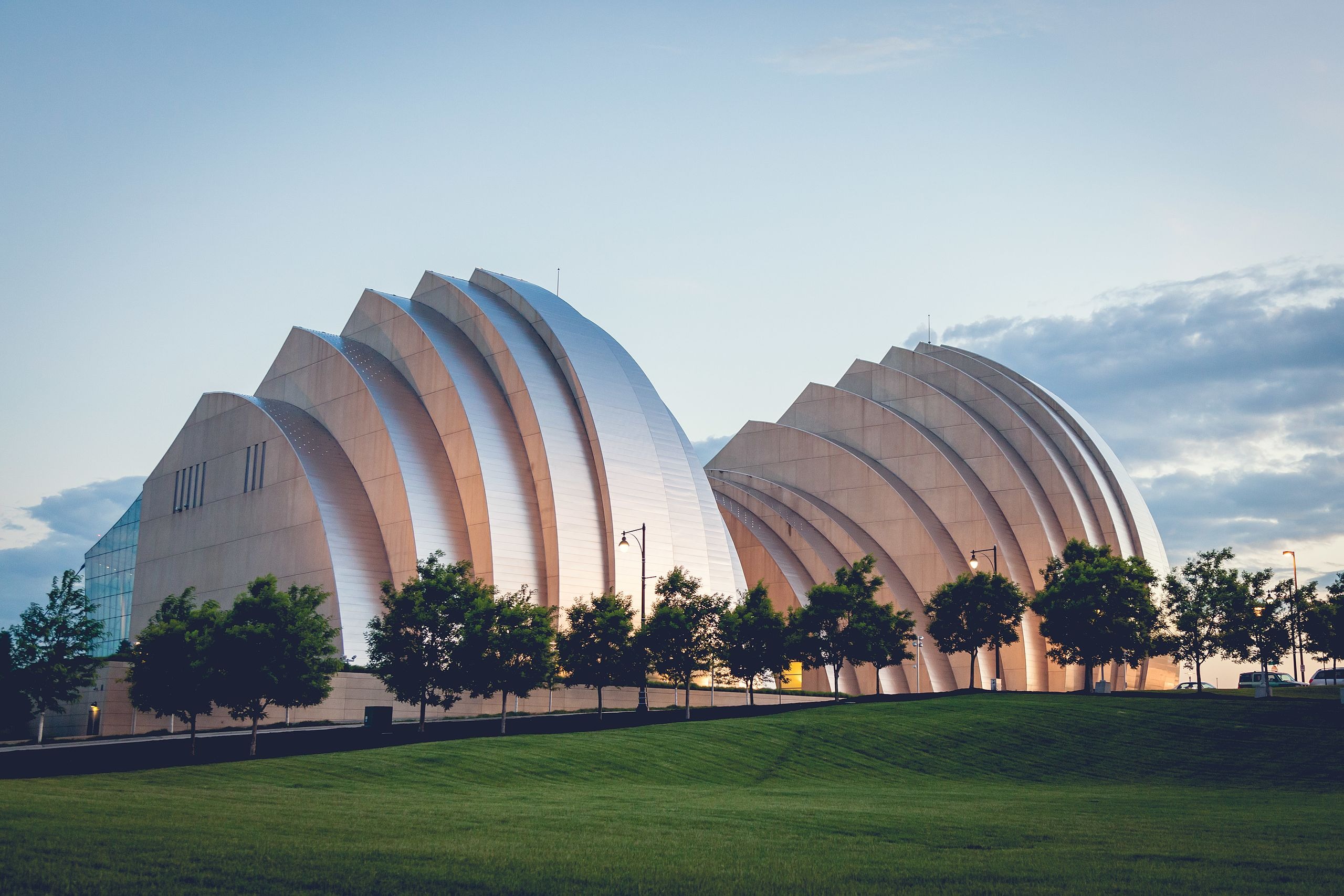 Many center. Kauffman Center for the performing Arts Моше Сафди. Центр искусств Кауфман в США. Kansas City Kauffman Center. Центр искусств Кауфман США Канзас-Сити.