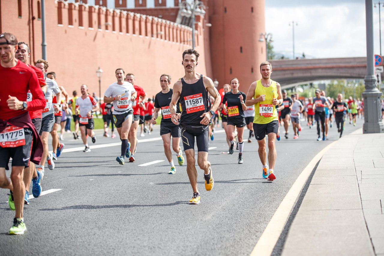 Бегущие 2018. Салоники полумарафон. Серпуховский полумарафон. Кировский полумарафон. Много спортсменов.