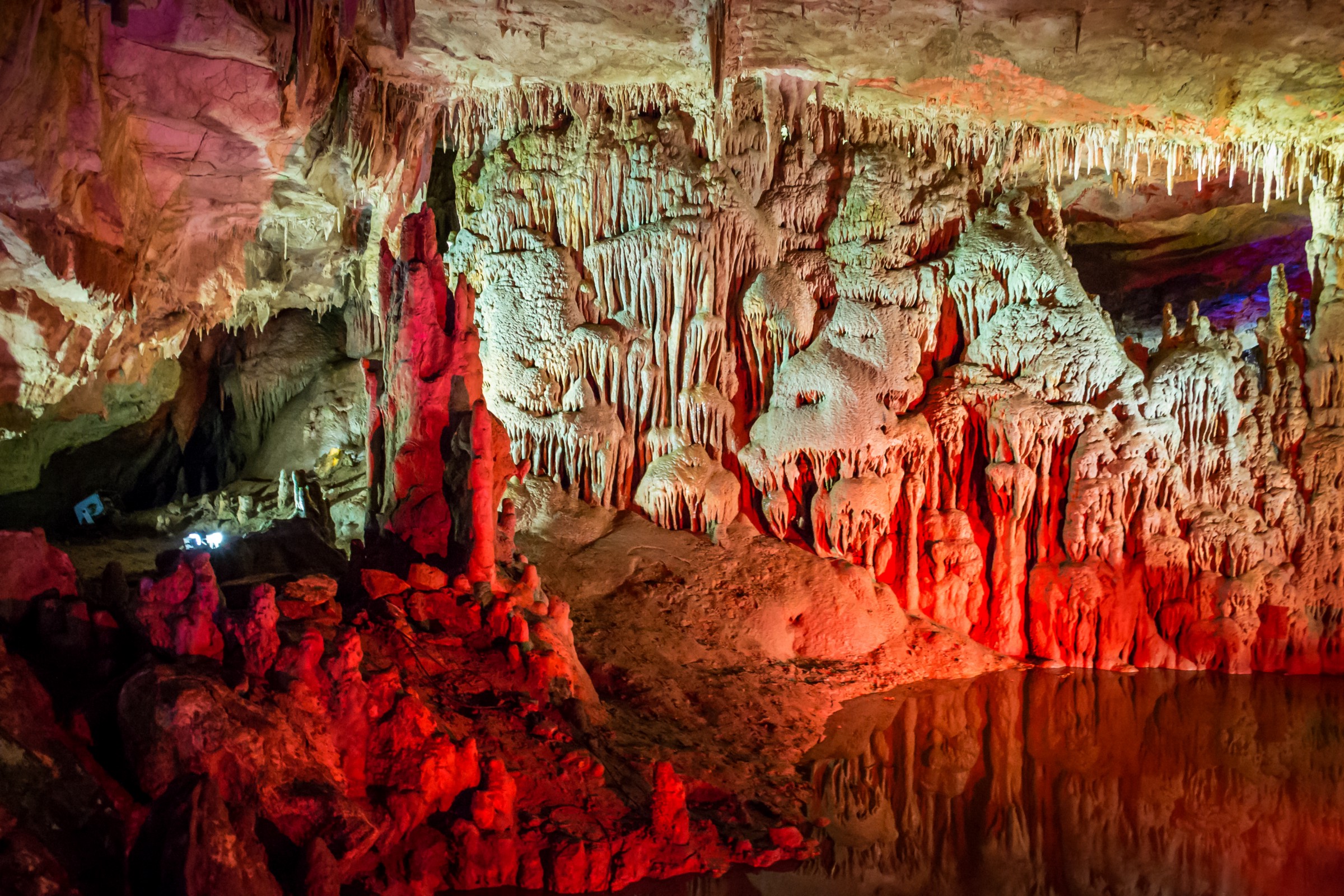 Пещера прометея грузия. Кутаиси пещера Прометея. Имеретия пещера Прометея. Пещера Сатаплия Кутаиси.