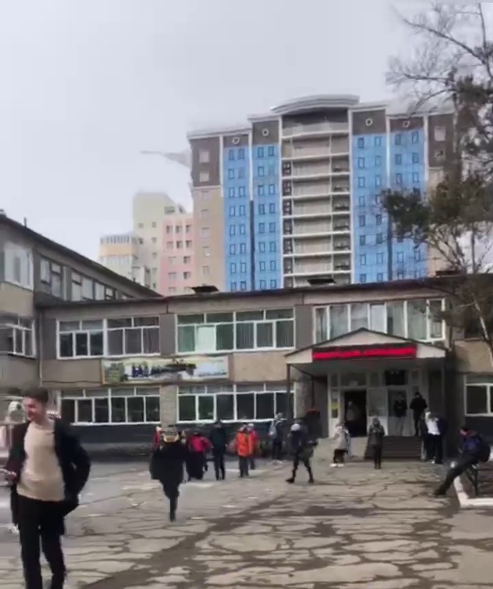 11 школ Хабаровска экстренно эвакуировали