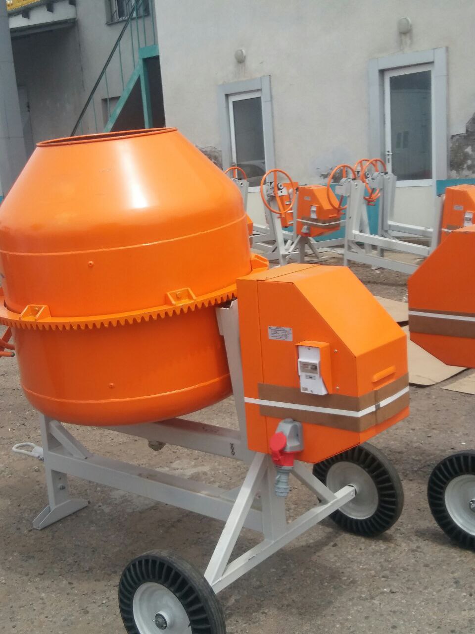 Бетономешалка мешает бетон бригада строителей жрет самогон