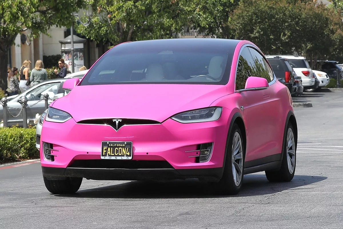 Tesla 43k625bus. Tesla Джейден Смит. Tesla model x розовая. Tesla model x Pink. Розовая Тесла в111вв177.
