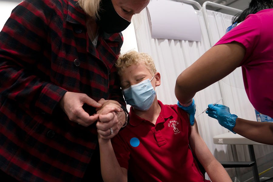 Вакцинацию от COVID-19 детей от 3 до 17 лет разрешил Минздрав