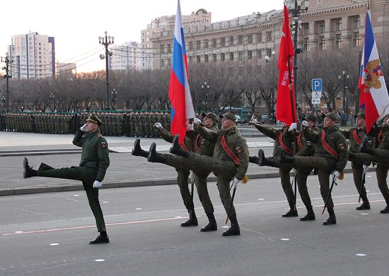 На центральной площади Хабаровска начинаются репетиции военного парада