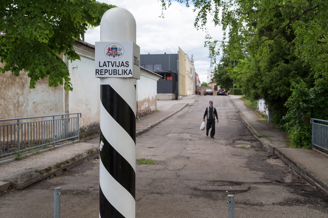 Площадь разбитых. Валга валка граница. Валка Латвия военный городок. Валка Валга карта. Валка-Валга будка на границе.