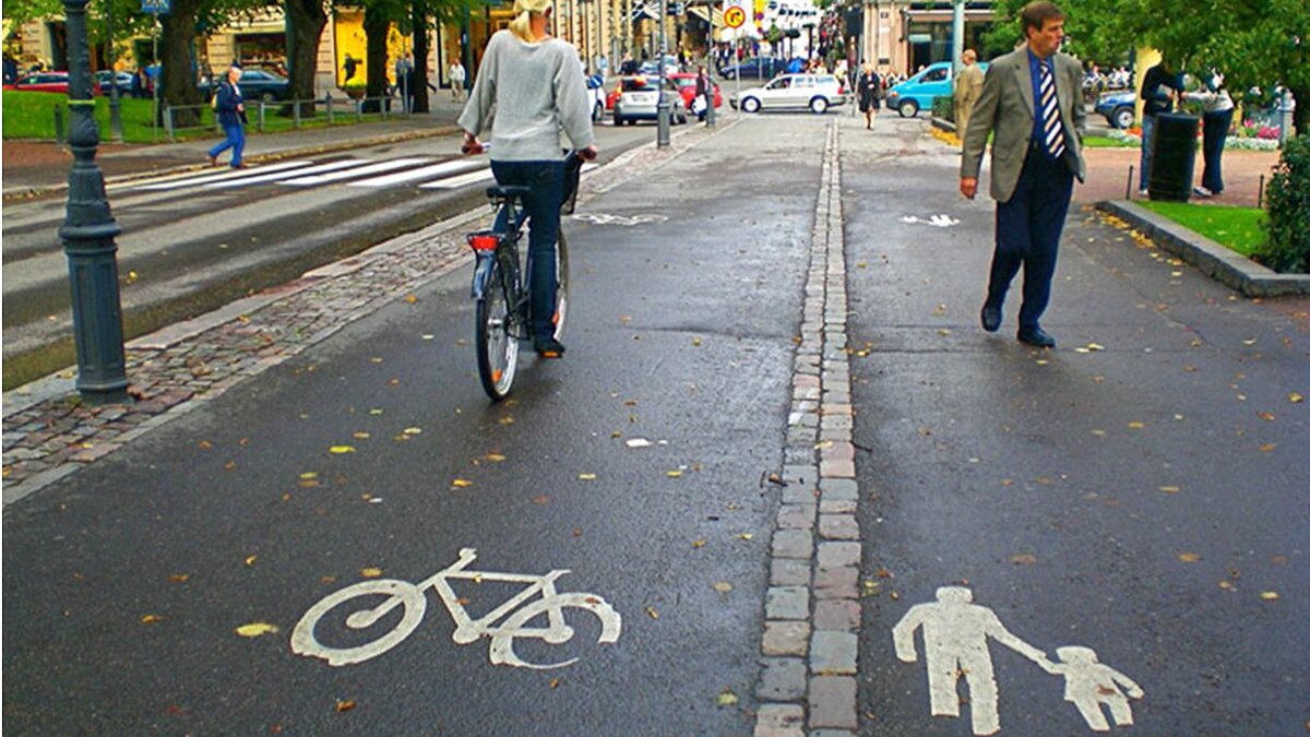 Велосипедисты на тротуаре. Хельсинки велосипедные дорожки. Пешеходная и велосипедная дорожка. Велосипедная дорожка на тротуаре. Велосипед на пешеходной дорожке.