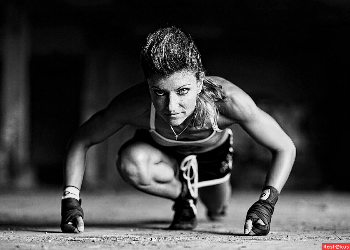 Спорт бела. Черно белое спорт фотосессия. Девушка спорт чб. Спортсмен чб. Спортивный портрет.