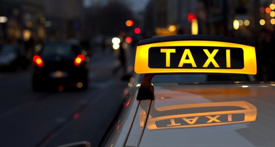 Хабаровский таксист избил и ограбил пассажира