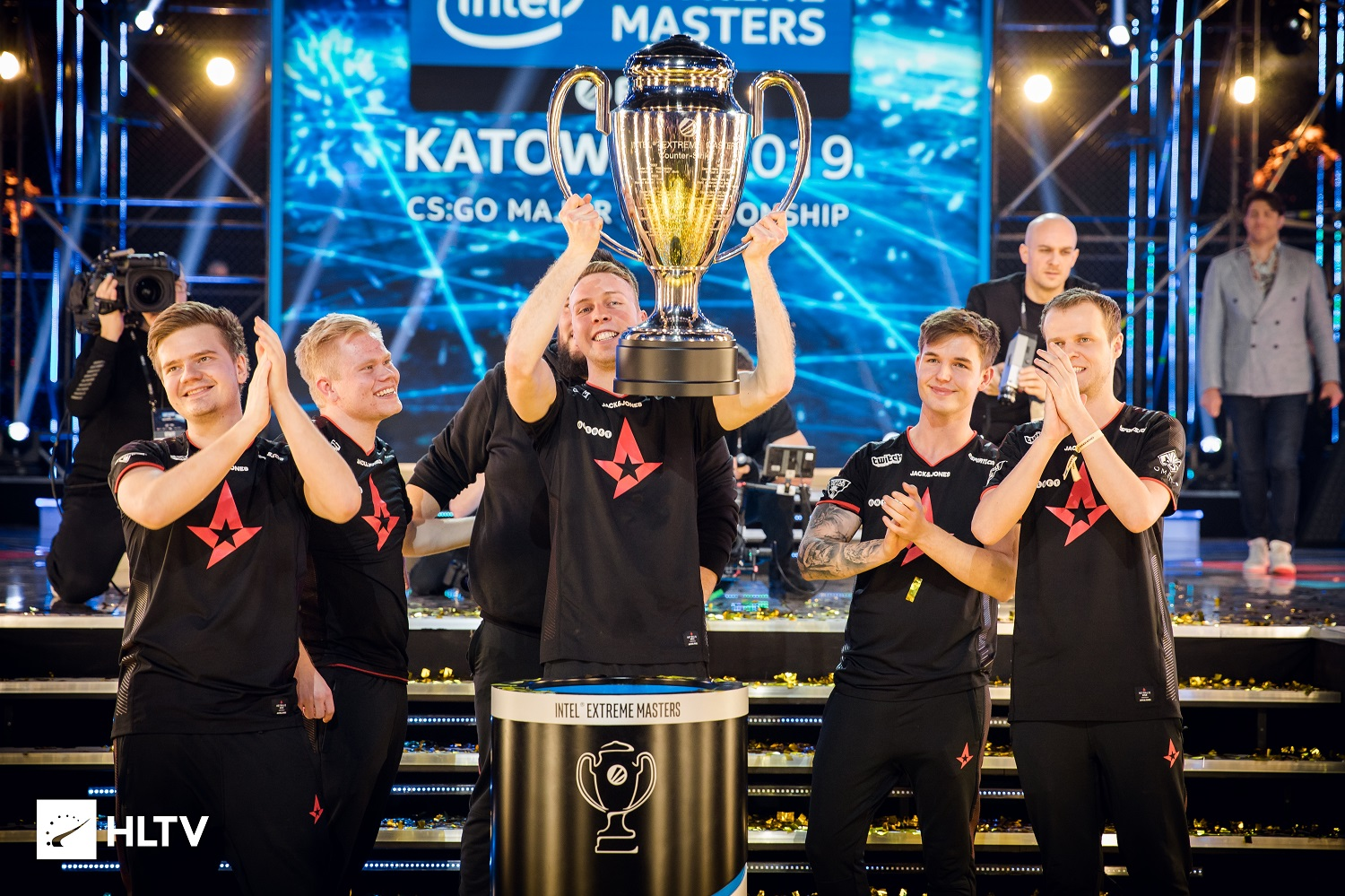 Киберспорт победители. IEM Katowice Кубок. Katowice Major 2019 астралис. Кубок IEM Major. IEM Katowice 2019 Кубок.