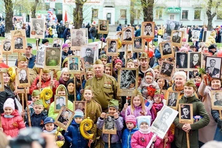 Immortal child. Бессмертный полк дети Москва. Бессмертный полк 2019 дети. Ребёнок участвует в Бессмертном полку. 9 Мая дети Бессмертный полк.