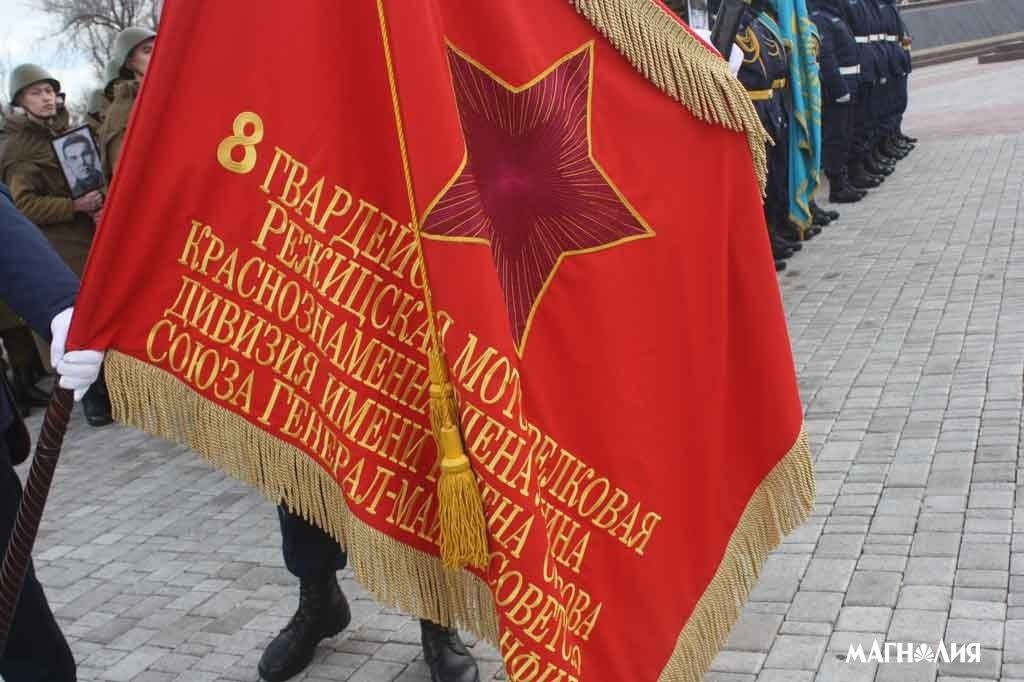 8 знамен. Боевое Знамя Панфиловской дивизии. Знамя Краснознаменной дивизии. Знамя дивизии с орденом Ленина. Знамя ордена Ленина Стрелковой дивизии.