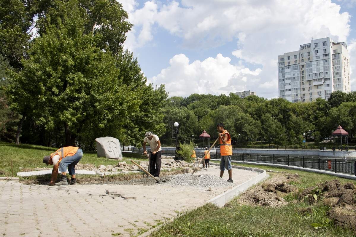 На территории городских прудов в Хабаровске укладывают новую брусчатку