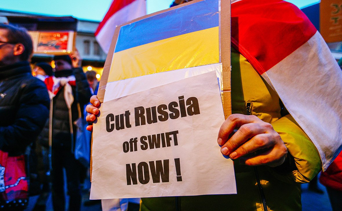 Решение об отключении России от SWIFT примут в течение нескольких дней