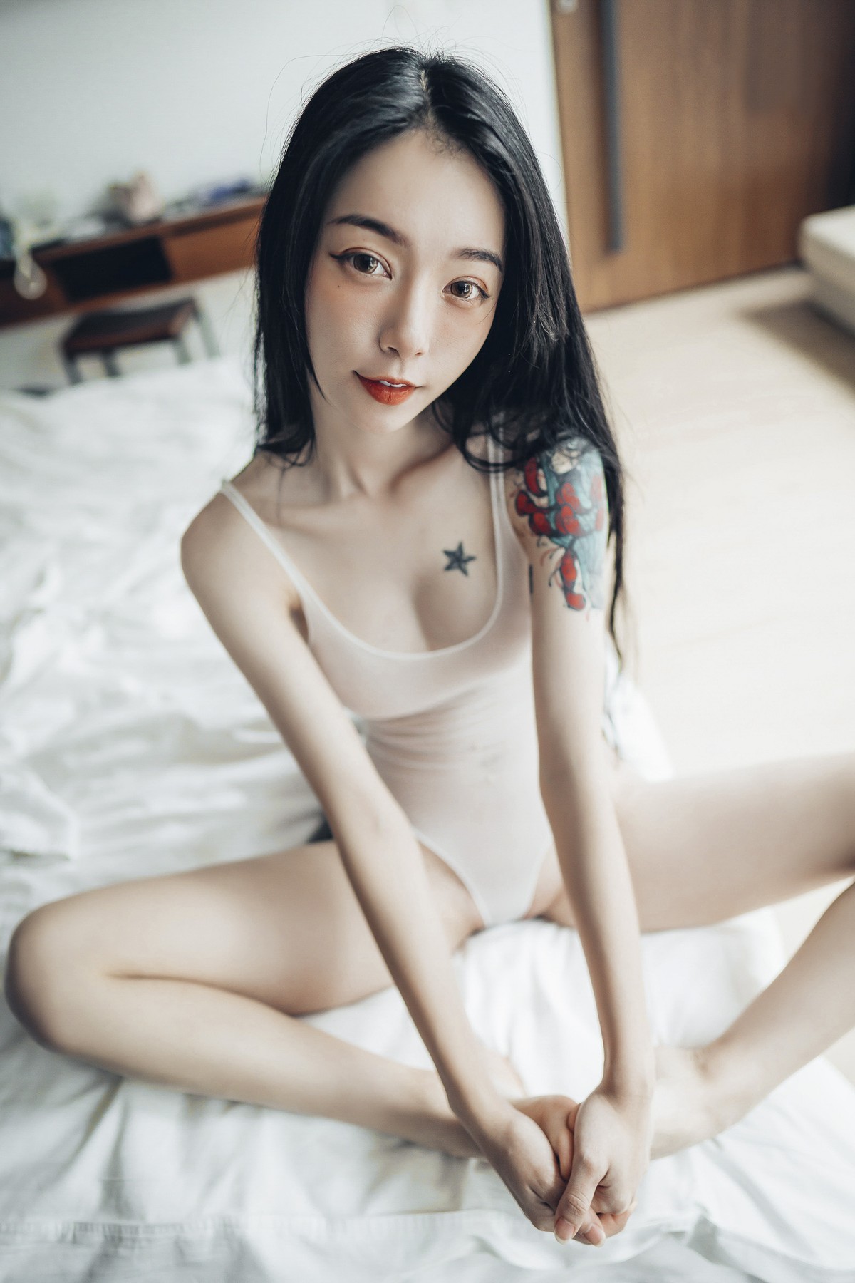 JVID精品 情色國王遊戲🔞比賽寫真情色大突破🔥 飄飄 辰辰 挑戰大家從沒有看過的她們 內容絕對厲害!!超誠意尺度滿滿的國王視角❤️讓兩位女神服侍 誰才是國王 Set.02 6