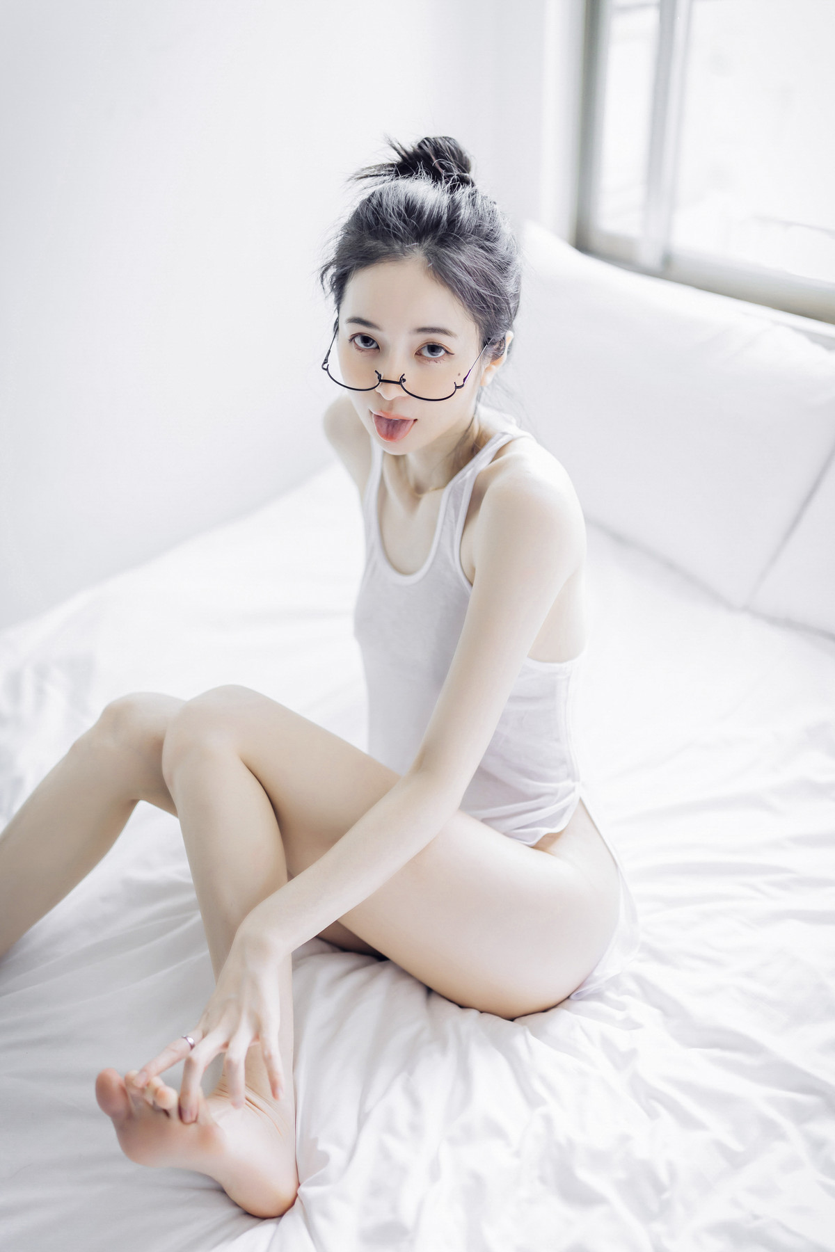 仙仙辰久違單人寫真?誠意超豐富寫真，全裸拍攝加六套服裝，爆炸性感女友系辰辰 Vol.02 1