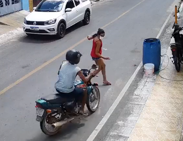 Una joven es atropellada por una moto