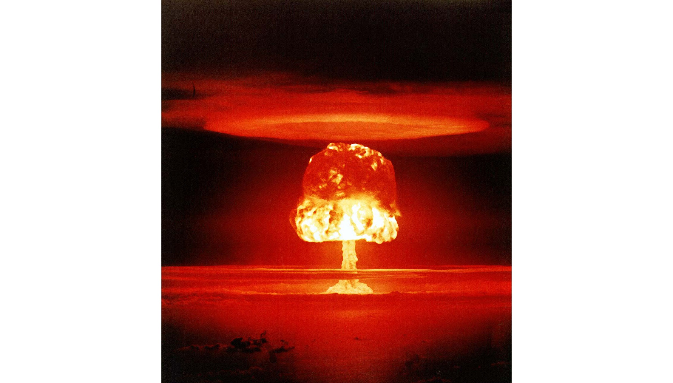 Угрожает ядерной войной. Ядерный взрыв. Взрыв бомбы. Проблема ядерного оружия. Атомный взрыв.