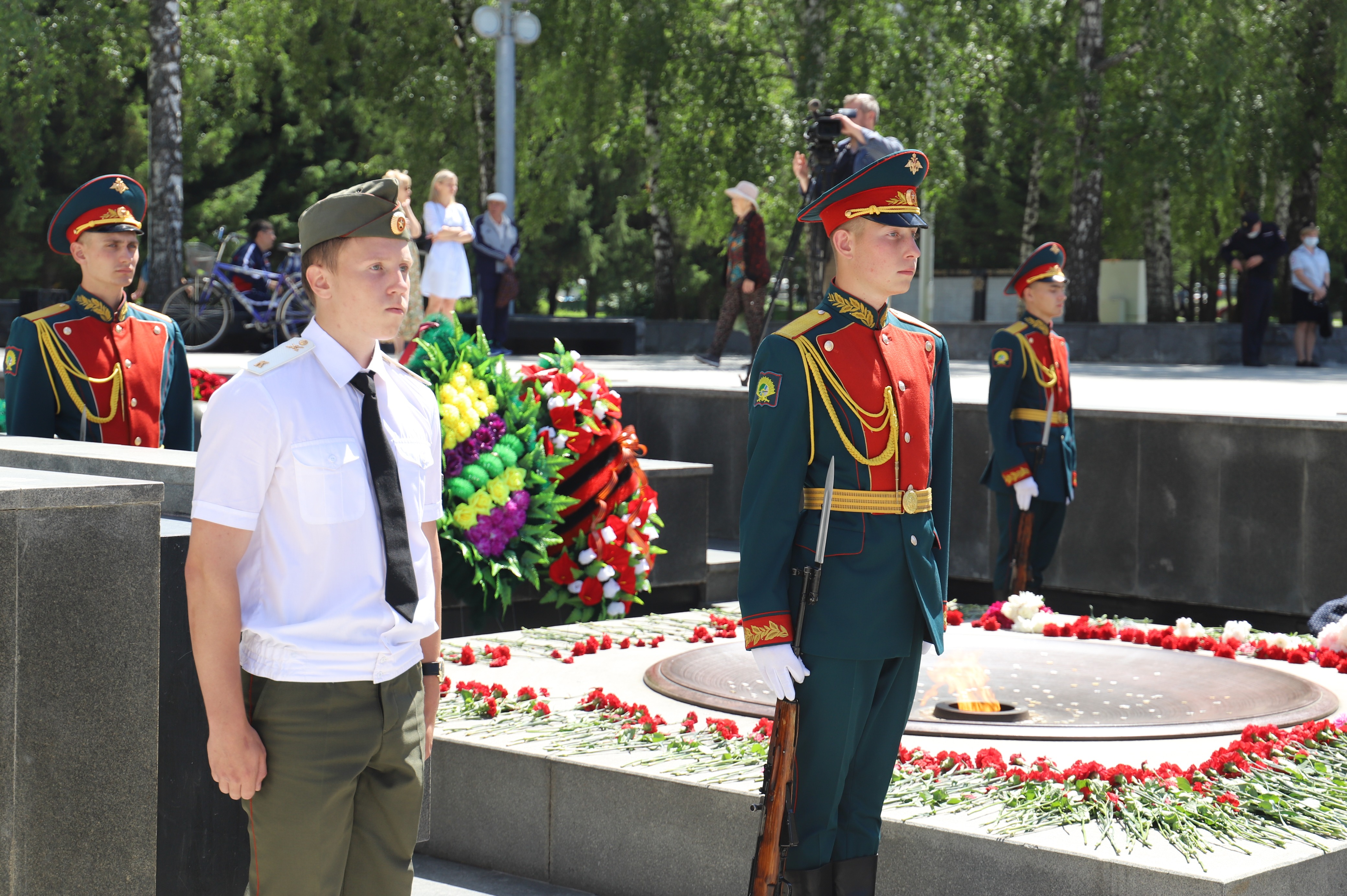 Славы 22. Вечный огонь Новосибирск. Монумент славы Новосибирск. Памятник возле школы полиции. День памяти и скорби 22 июня Новосибирск фото.