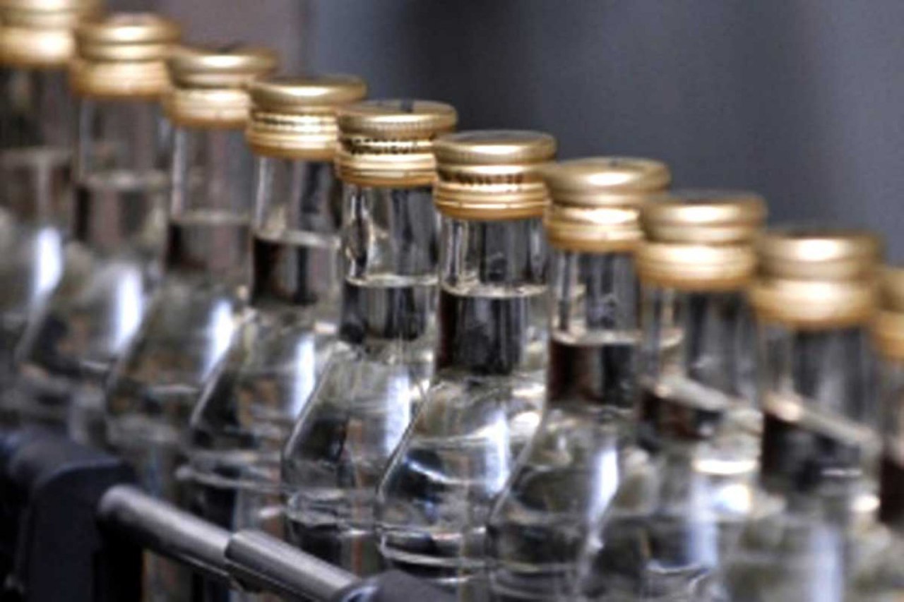 Минфин предложит повысить минимальную цену водки до 230 рублей