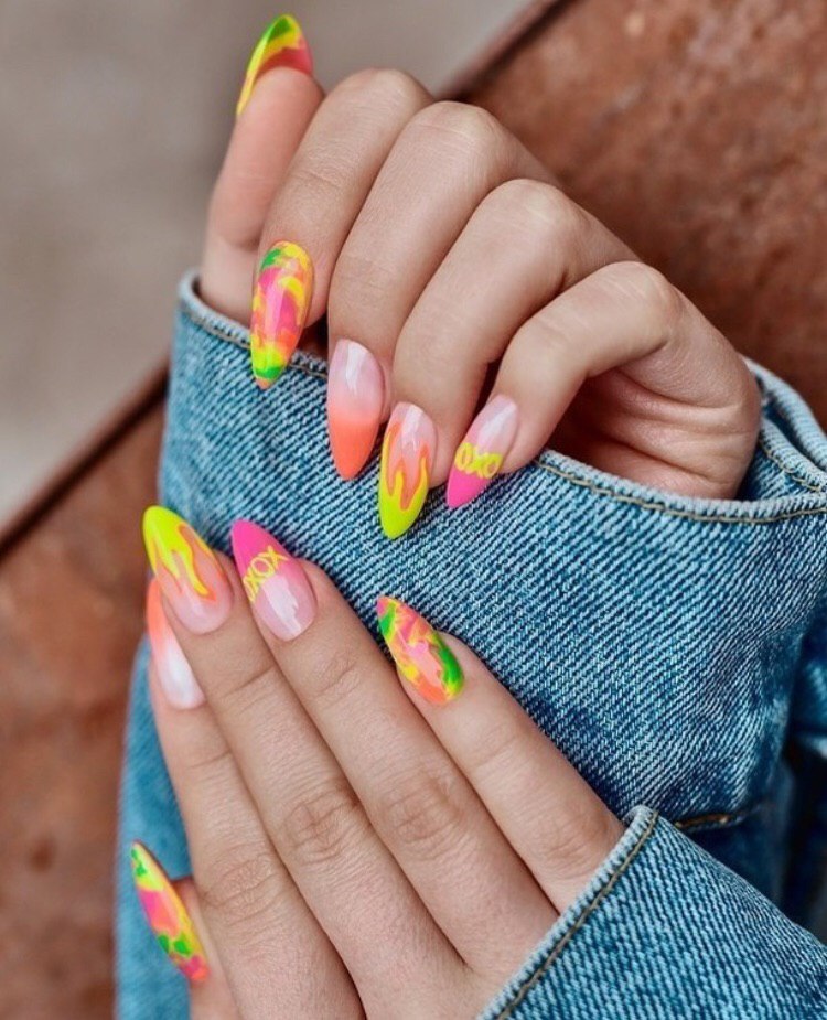 Яркий маникюр на миндальную форму с рисунком разноцветный летний