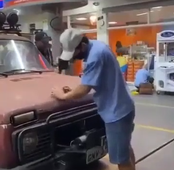 Abriendo el capó de un Lada