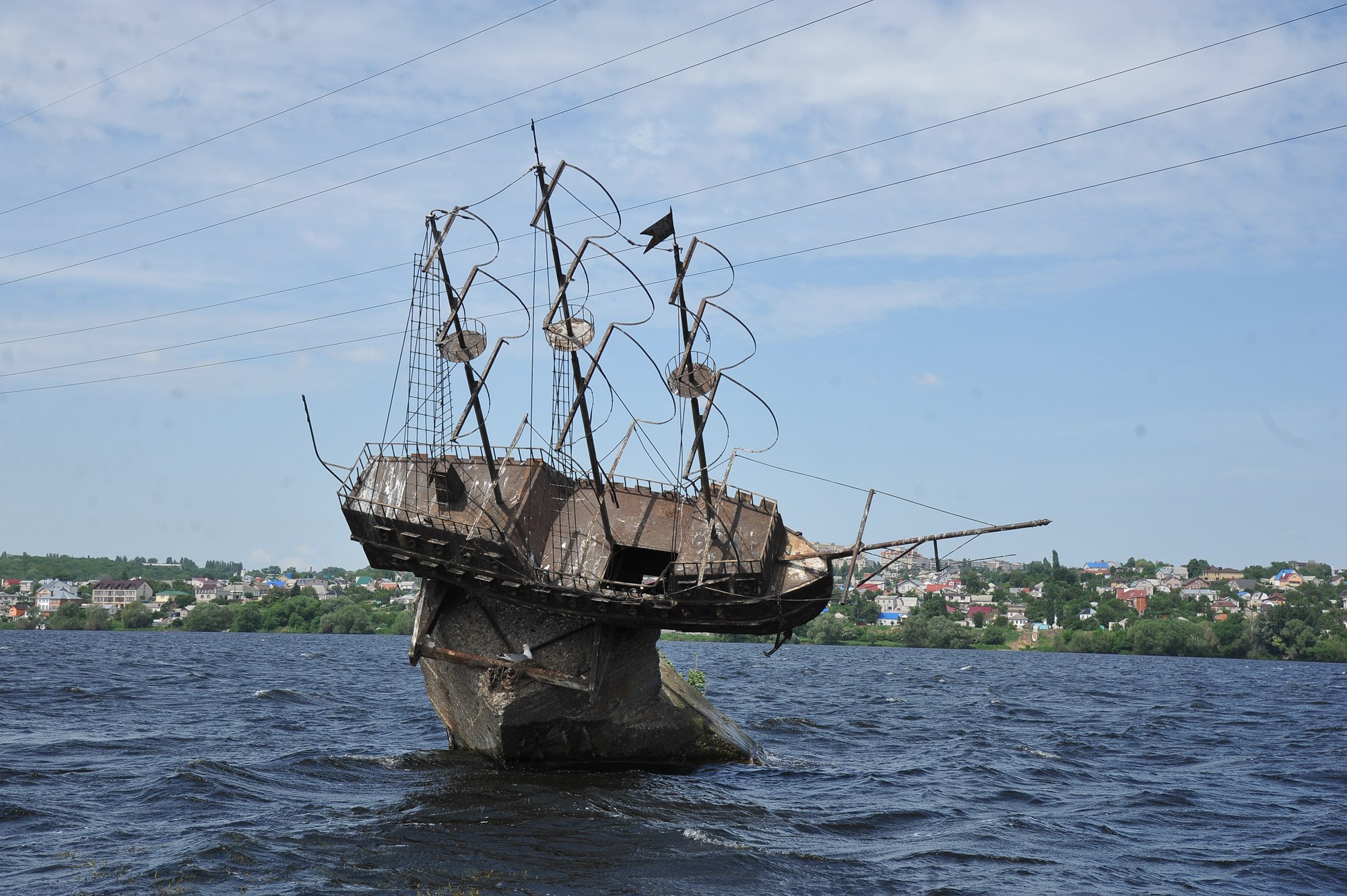 Памятник кораблю Меркурий в Воронеже