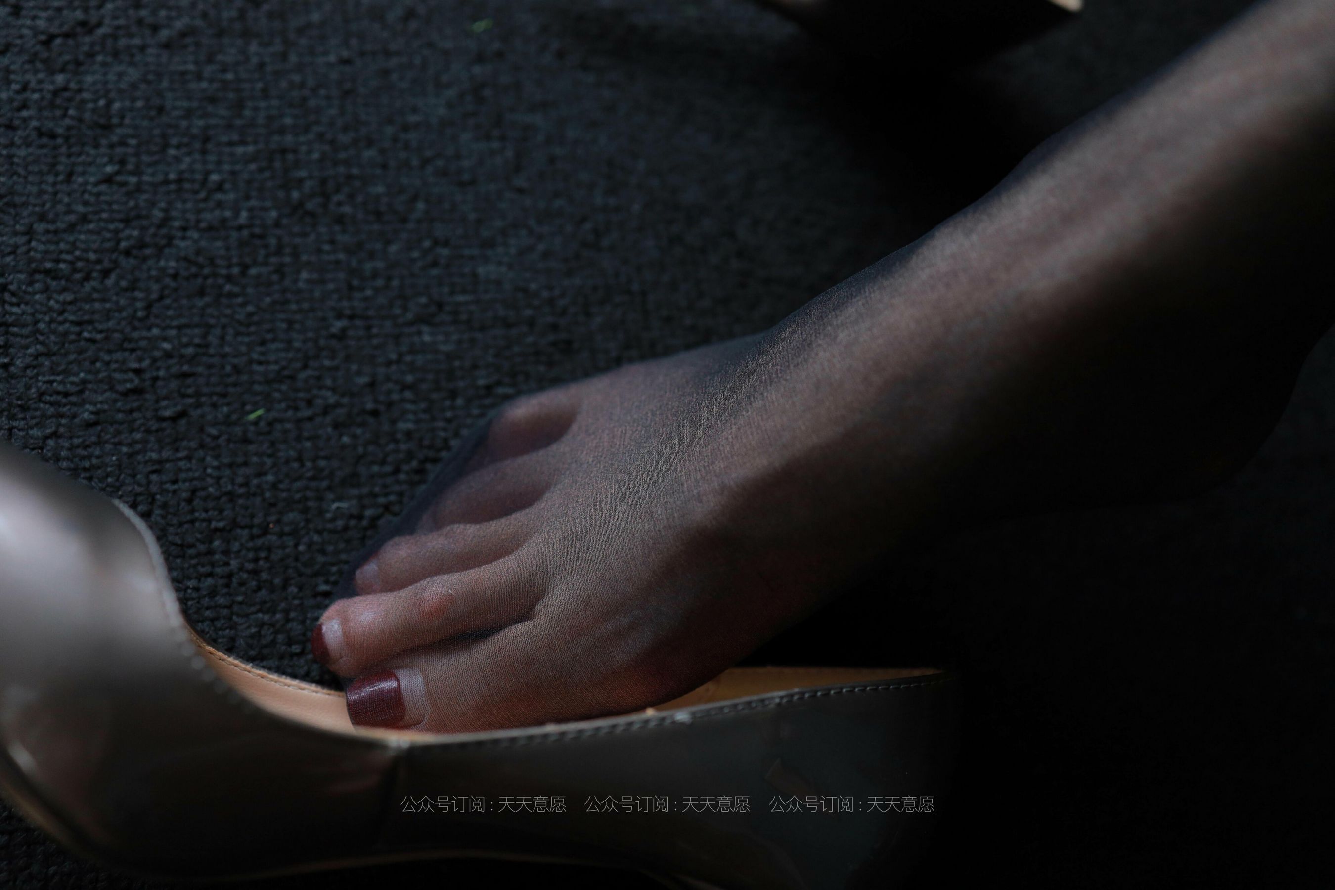 [IESS异思趣向]_模特：羽西《沙发上的黑丝》-写真图集共86P 1