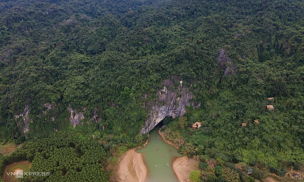 Провинция Куангбинь разрешает парапланеризм для туристов над национальным парком, признанным ЮНЕСКО