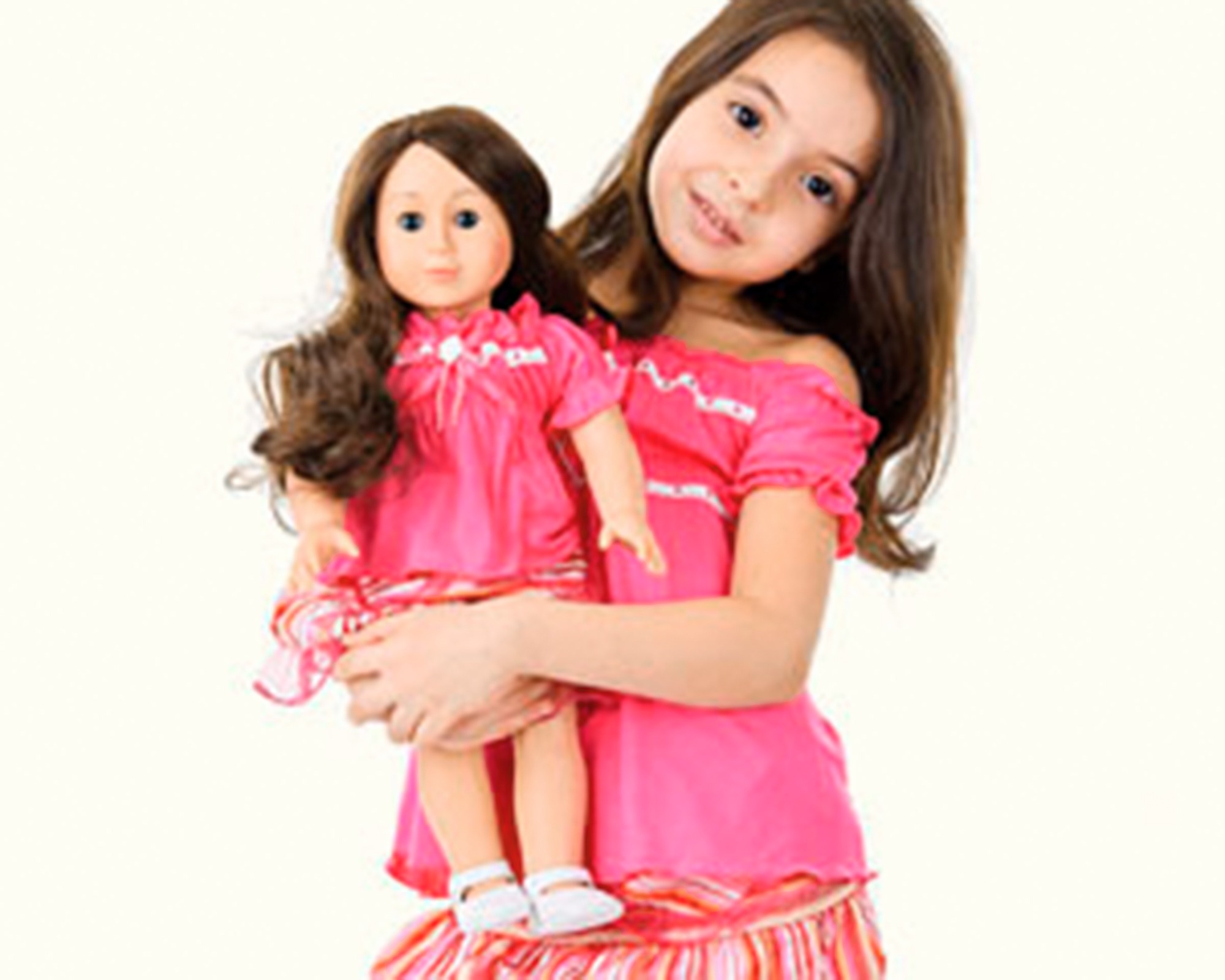Играх большие куклы. Куклы для девочек. Девочка похожая на куклу. Одинаковая одежда для куклы и девочки. Кукла Миа и одежда для девочки.