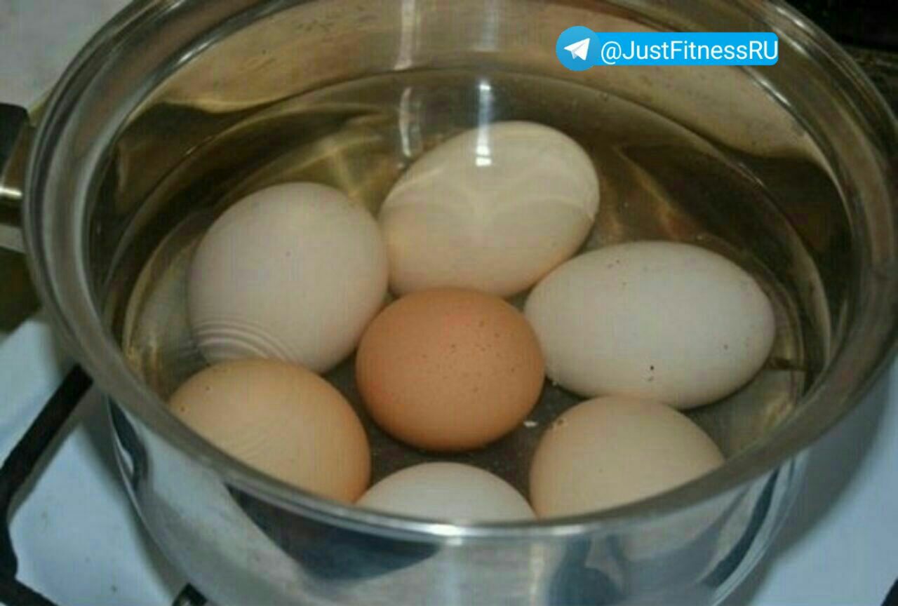 Сколько надо варить яйца после. Яйца в кастрюле. Яйцо в кастрюле с водой. Яйца варятся. Отварка яиц.