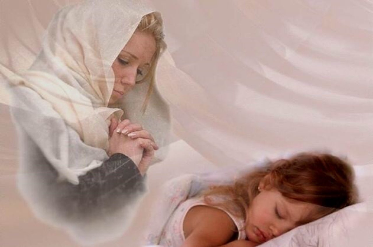 Колыбель души. Мама молится. Мама молится за ребенка. Женщина молится. Мать укрывает ребенка.