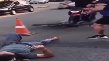 Motorista despistado arroya a un funcionario