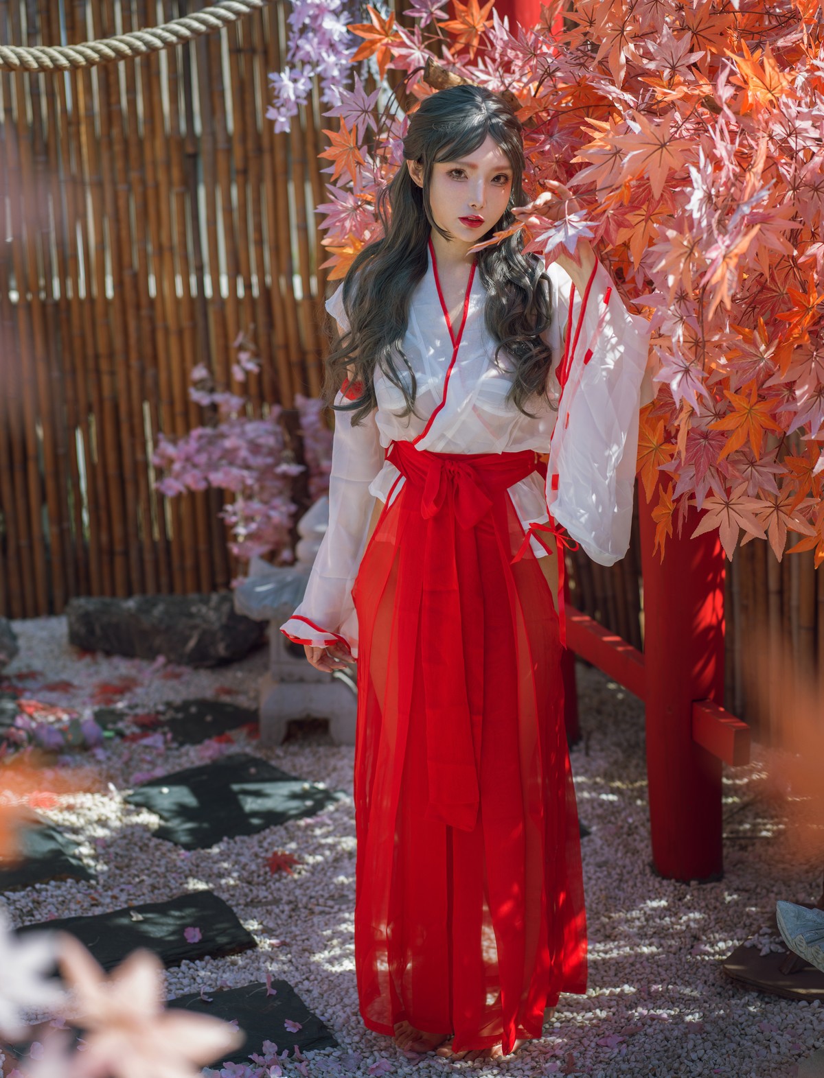 Cosplay 夏小秋秋秋 汤池巫女 1