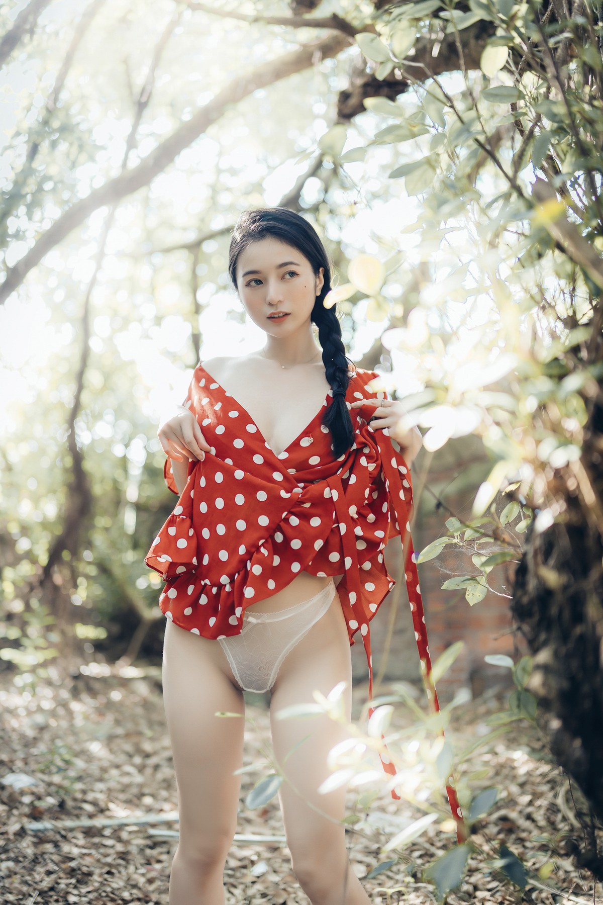 巨乳仙仙辰 野外露出初體驗❤️ 紅衣+透明內褲 裸上身吊帶褲 透明白色罩衫 Vol.01 40