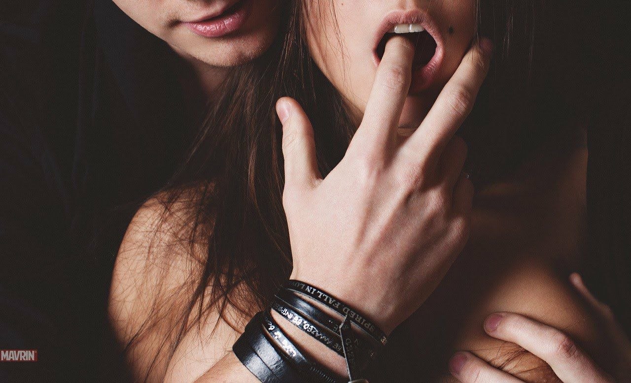 Грубые удовольствия. Палец во рту у девушки. Подчинение женщины мужчине. Мужской палец во рту девушки.