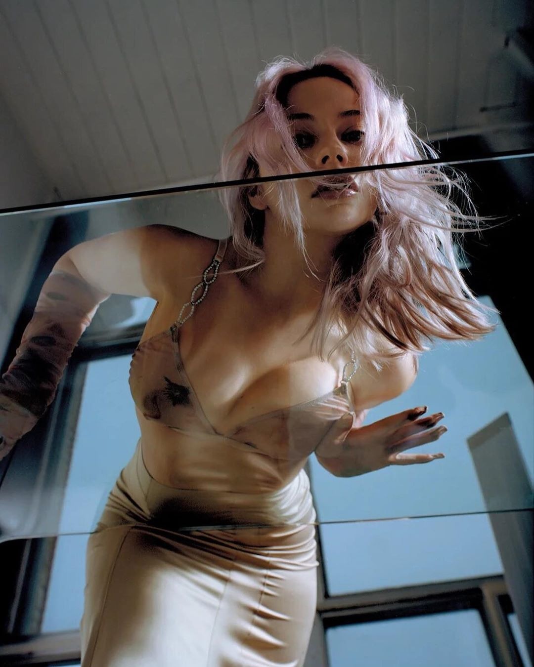 Катя Кищук соблазнительно сидит на полу