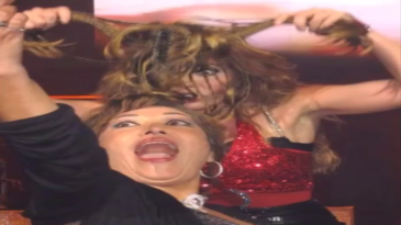 Gloria Trevi se saca la foto con un peluquín
