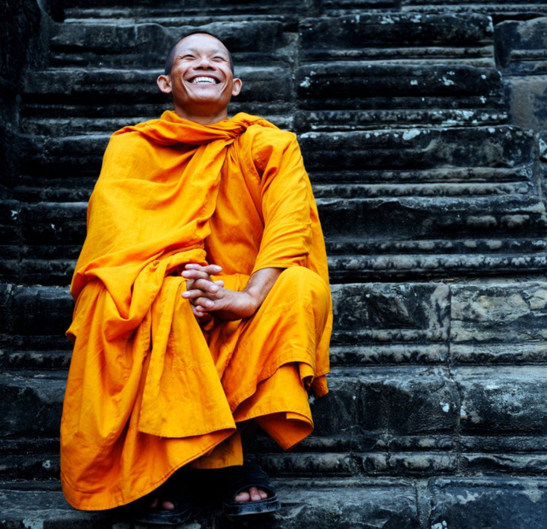 Дзен улыбнись. Буддистский монах Тибет. Монах Будда Камбоджа. Монах медитирует. Буддизм монахи.