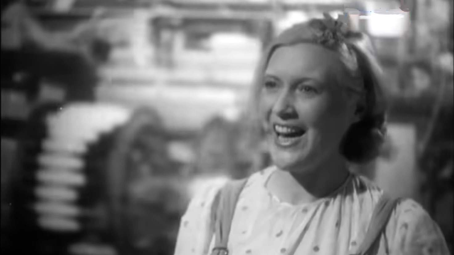 Кадр из фильма «Светлый путь» (1940). Любовь Орлова поет от трудового энтузиазма