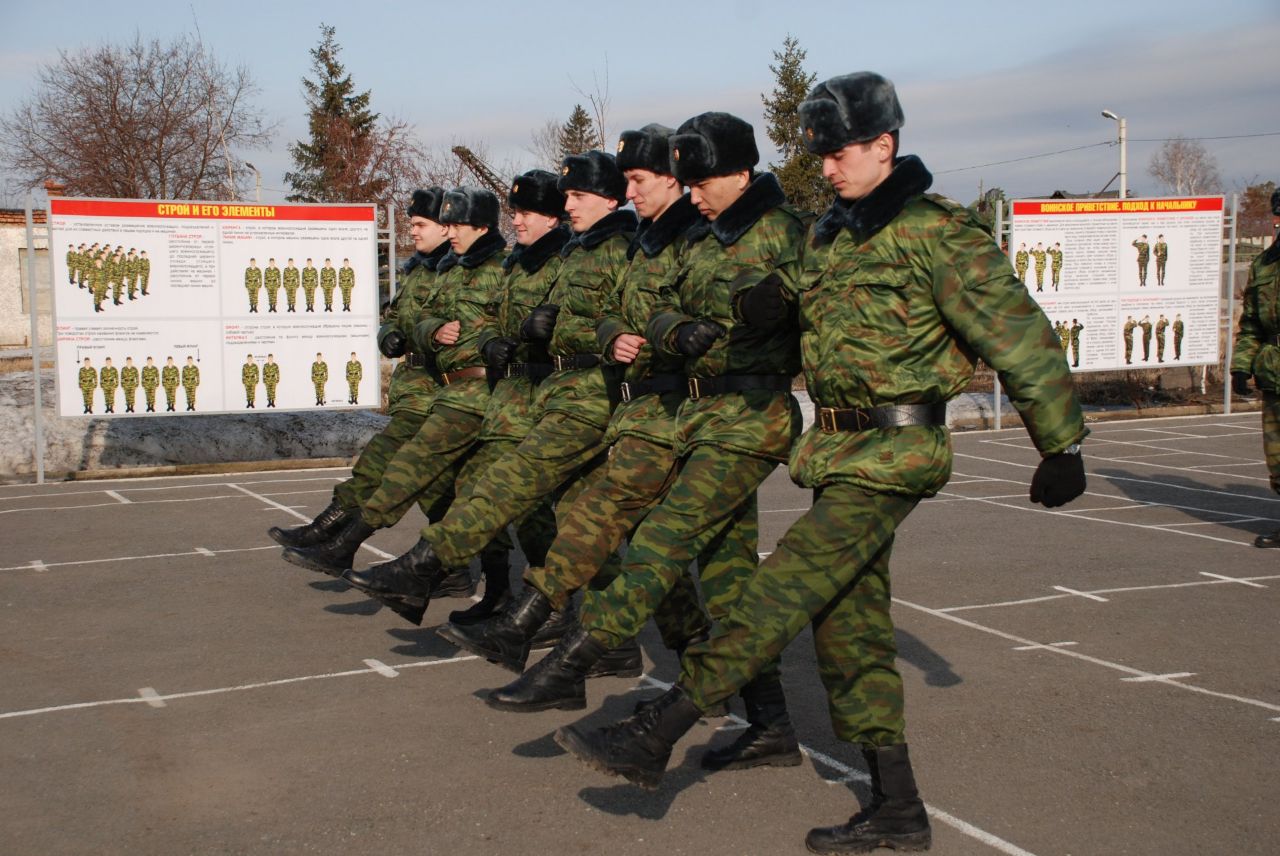 Военок. Военная Кафедра СИБАДИ. Солдат военной кафедры. Строй солдат на плацу. Солдаты на плацу.