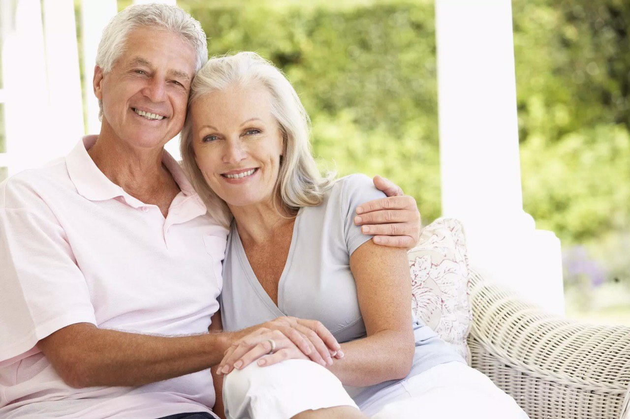 Счастливая пара пенсионеров