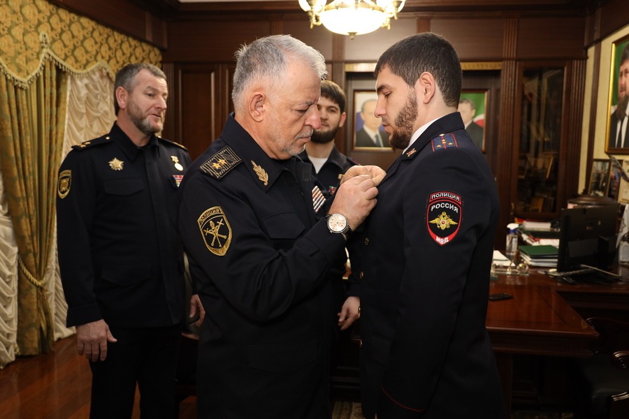 Кавалер ордена кадырова. Руслан Алханов наградил. Руслан Шахаевич Алханов. Руслан Шахаевич Алханов фото. Руслан Шахаевич Алханов награждение Бекхана.