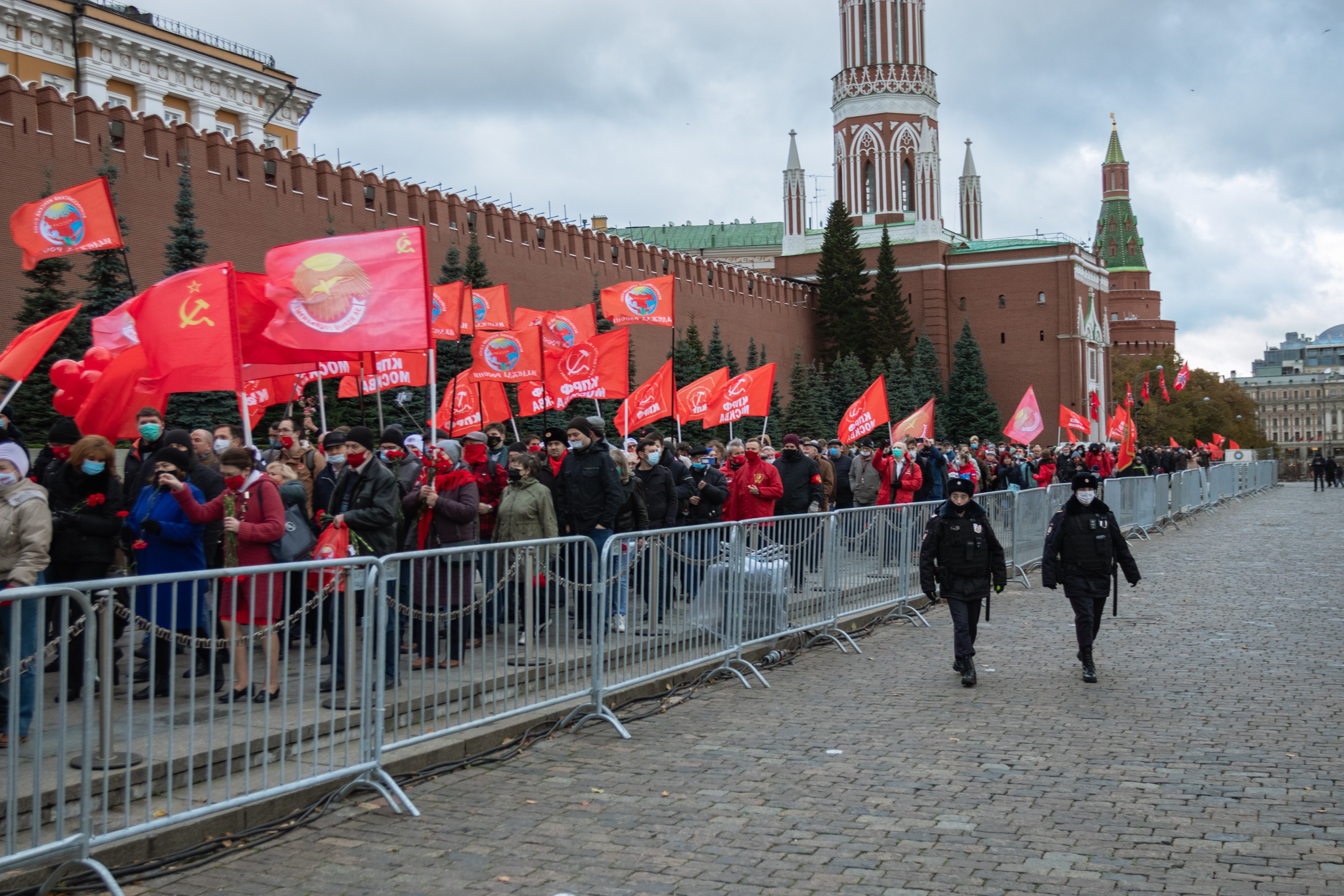 7 ноября в москве. КПРФ красная площадь. Знамя КПРФ красное. Зюганов красная площадь 1995. Коммунисты на красной площади.