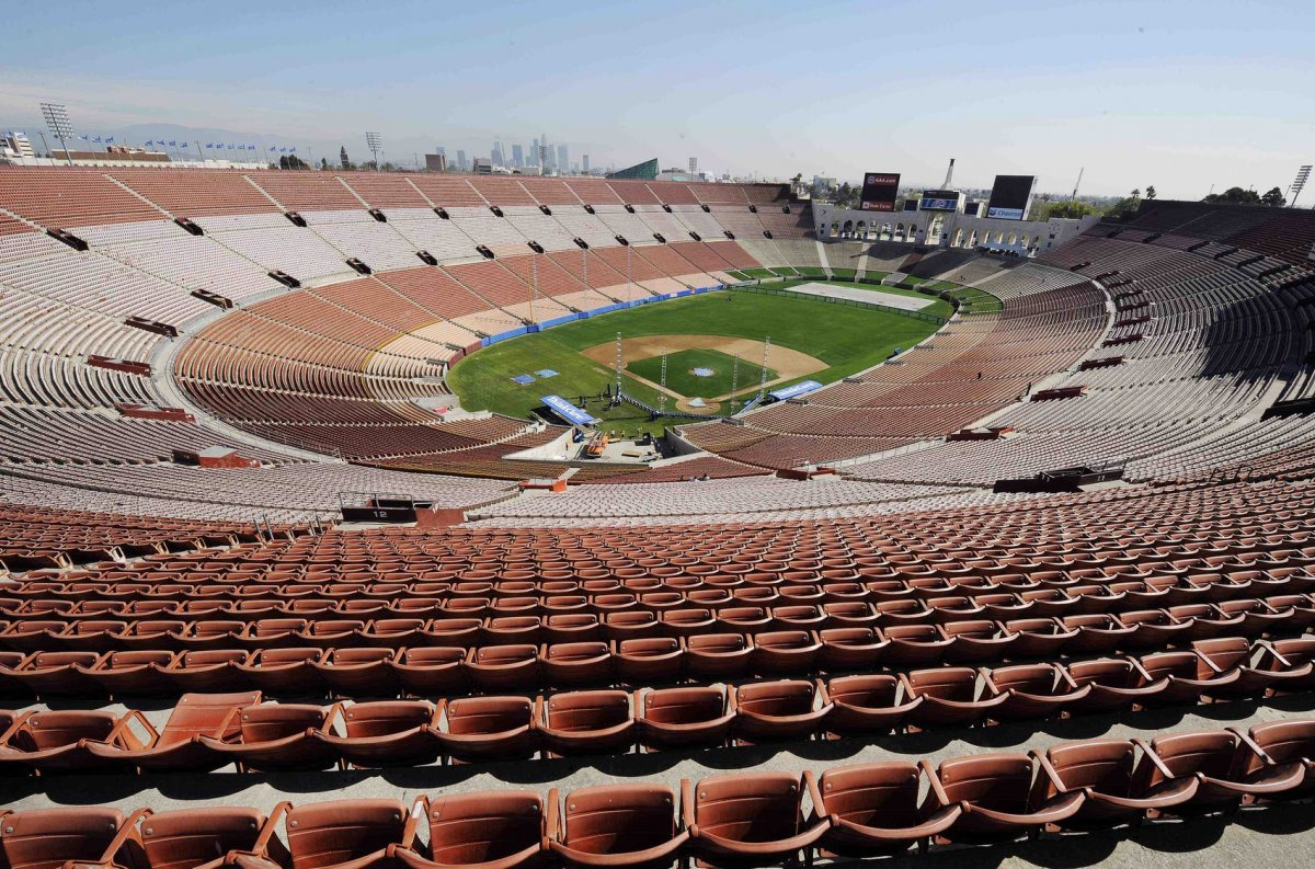 Стадион выше. Стадионы Лос Анджелеса. Лос Анджелес Колизей. Достопримечательности Лос Анджелеса стадион. Самый большой стадион в Лос Анджелесе.
