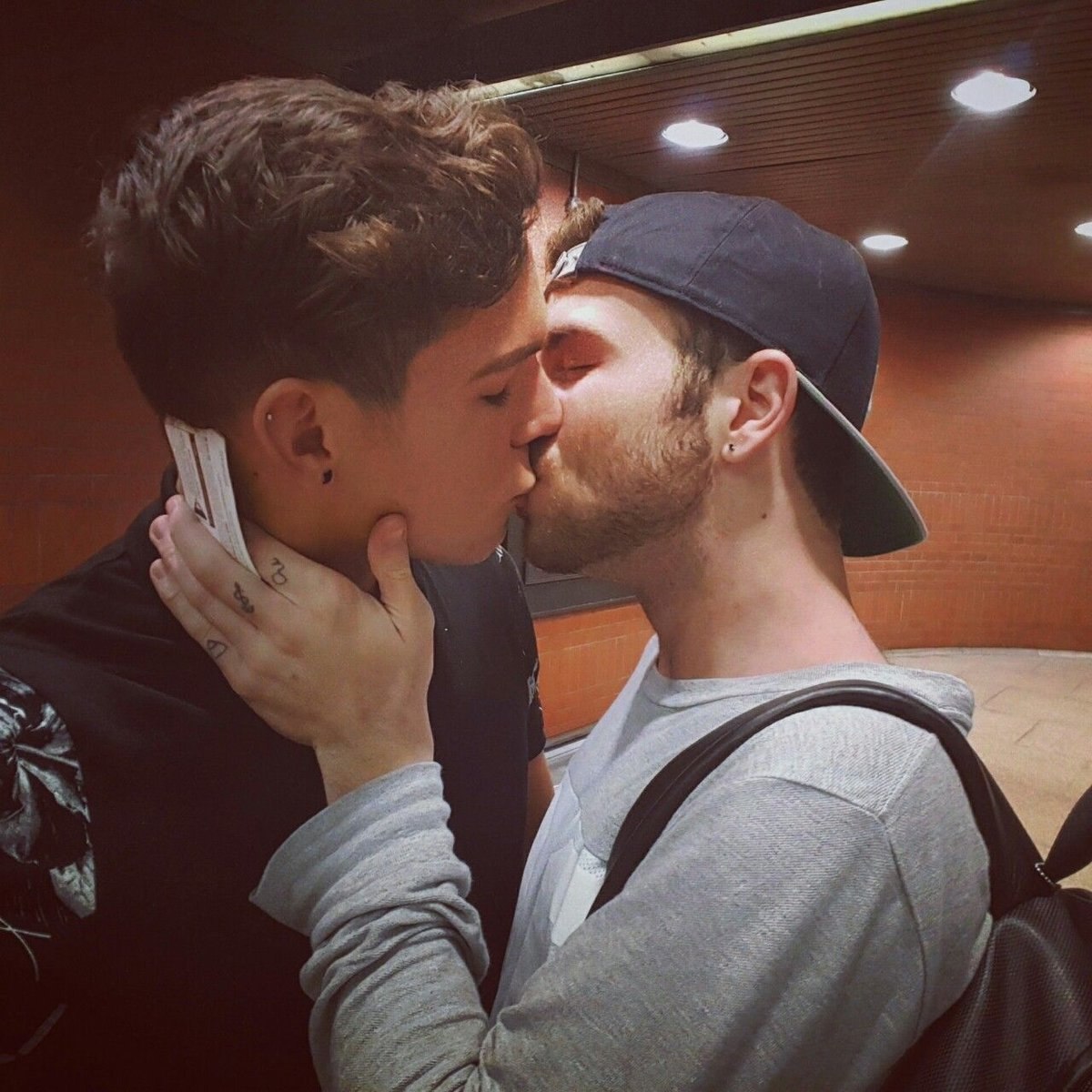 Два парня целуются
