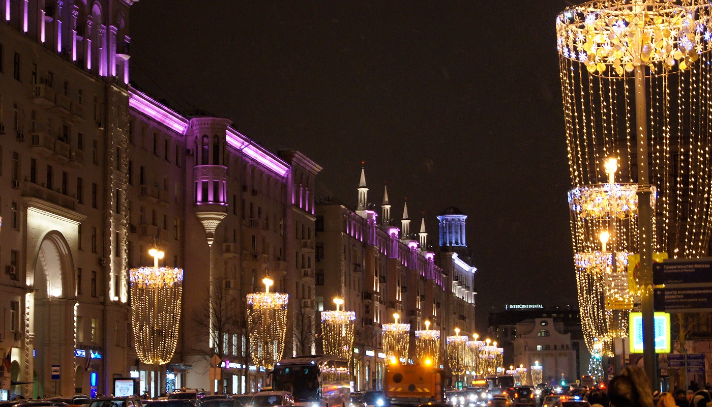 тверская улица зимой. тверская зимой москва. тверская улица зима. тверская улица в москве иллюминация. ночная зимняя тверская улица москва.