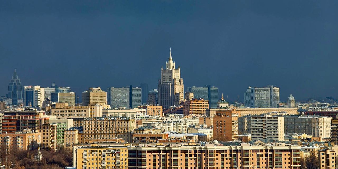 Цифра города москва. Вид на МИД Москва. Москва сейчас. Москва 2022 год фото. Площадь перед мэрией Москвы.