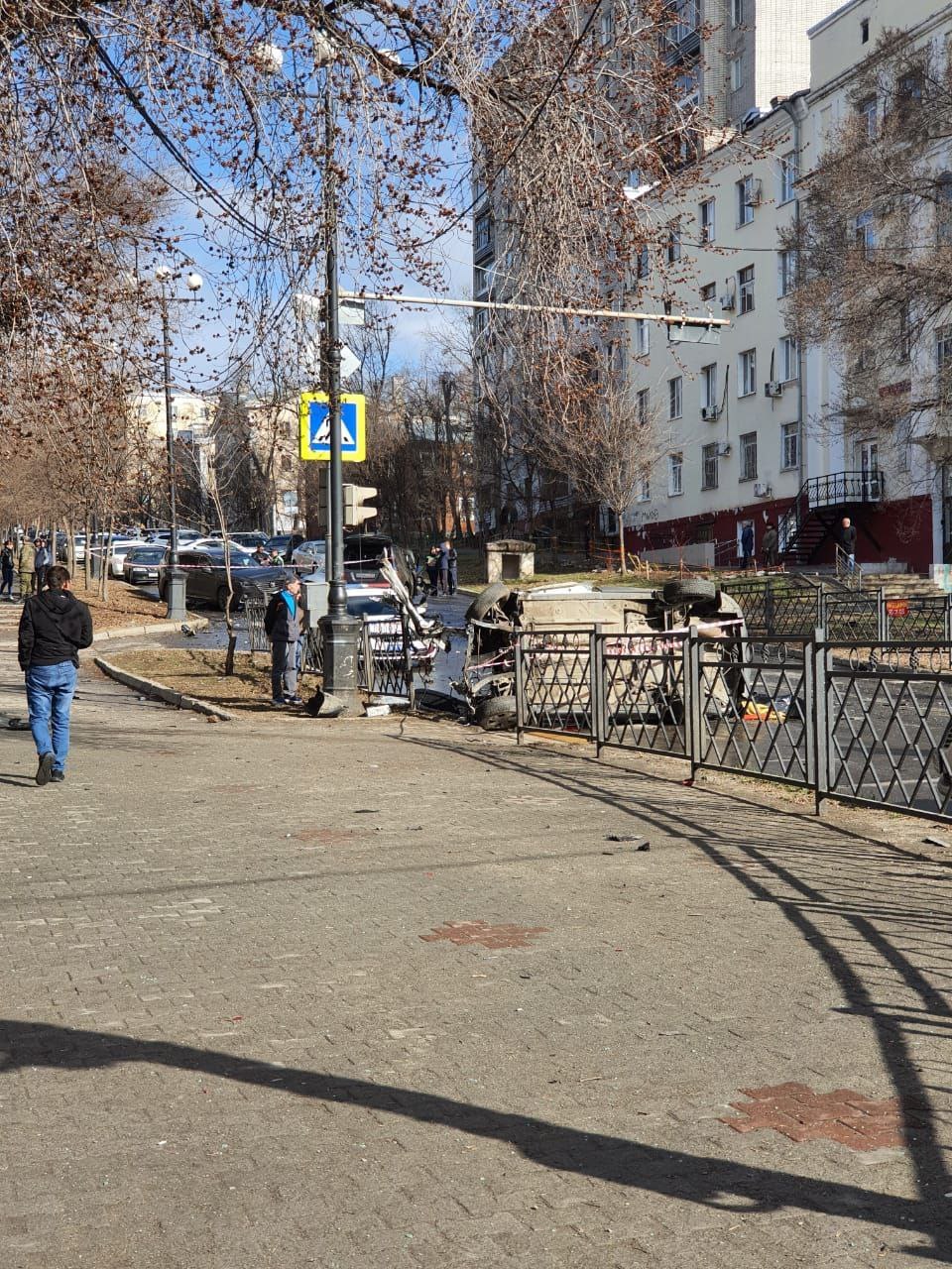 Хабаровск последние сутки. Деревья на Амурском бульваре Хабаровск. Авария на Амурском бульваре Хабаровск. Амурский бульвар 38 Хабаровск. ДТП двое погибших Хабаровск.