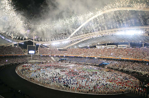 Открытие стадиона олимпийский. Олимпийский стадион Афины 2004. Церемония открытия Афины 2004. Церемония открытия олимпиады в Афинах 2004. Олимпийский огонь Афины 2004.